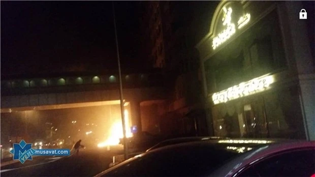 Этой ночью в Баку автомобиль сгорел дотла, врезавшись в остановку