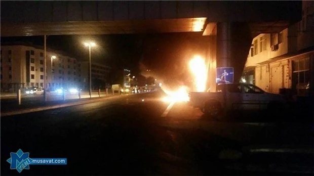 Этой ночью в Баку автомобиль сгорел дотла, врезавшись в остановку