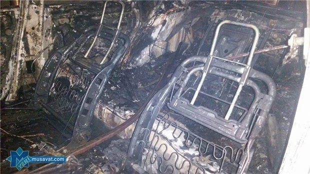 Этой ночью в Баку автомобиль сгорел дотла, врезавшись в остановку