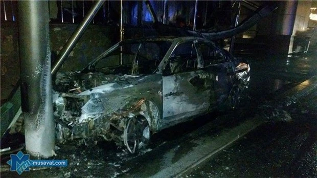Этой ночью в Баку автомобиль сгорел дотла, врезавшись в остановку