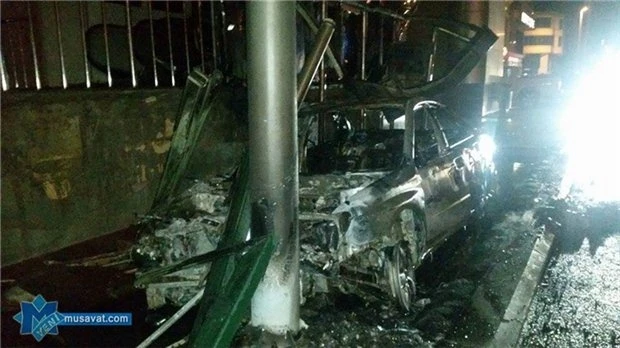 Этой ночью в Баку автомобиль сгорел дотла, врезавшись в остановку