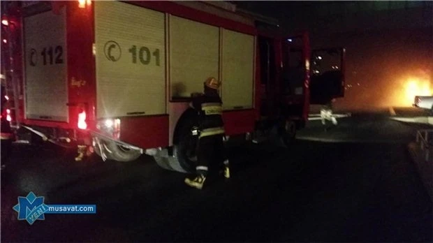 Этой ночью в Баку автомобиль сгорел дотла, врезавшись в остановку