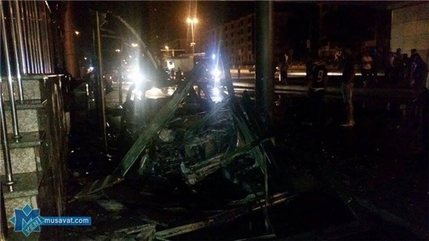 Этой ночью в Баку автомобиль сгорел дотла, врезавшись в остановку