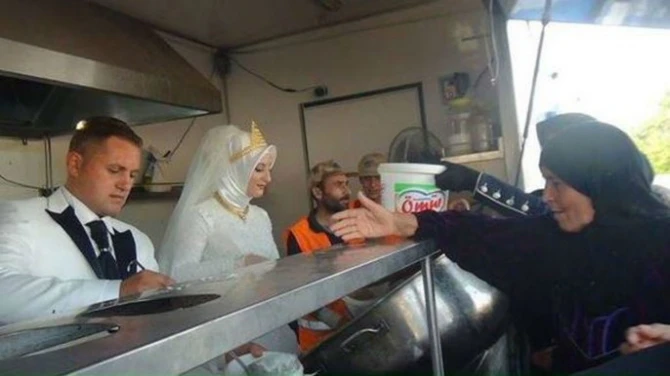 Турецкие молодожены накормили на свадьбе 4000 беженцев