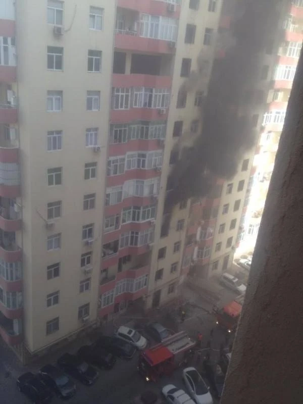 В Баку горит новостройка (обновлено)