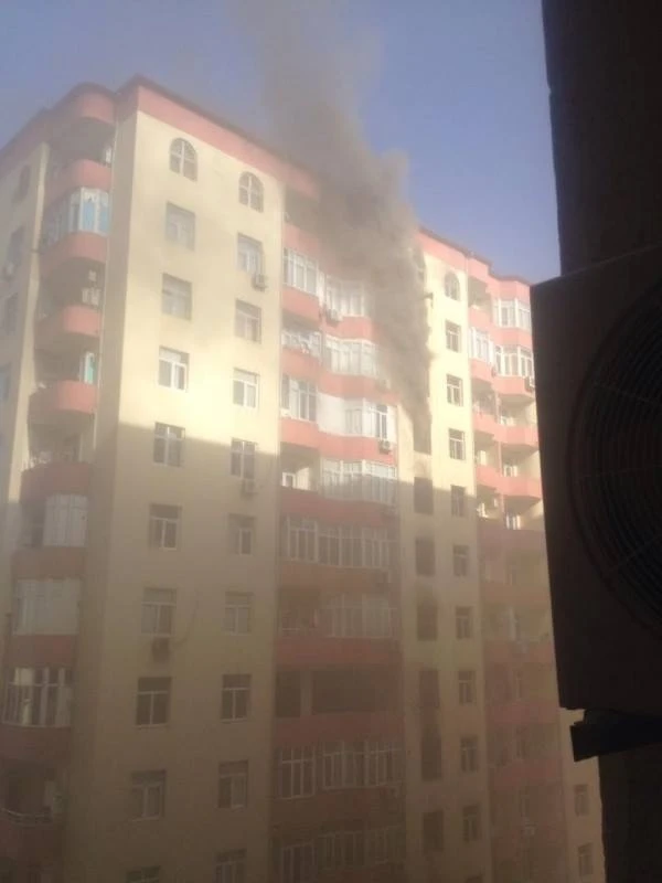 В Баку горит новостройка (обновлено)