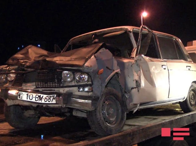 В Баку автомобиль, перевозивший мебель, стал причиной ДТП (видео)