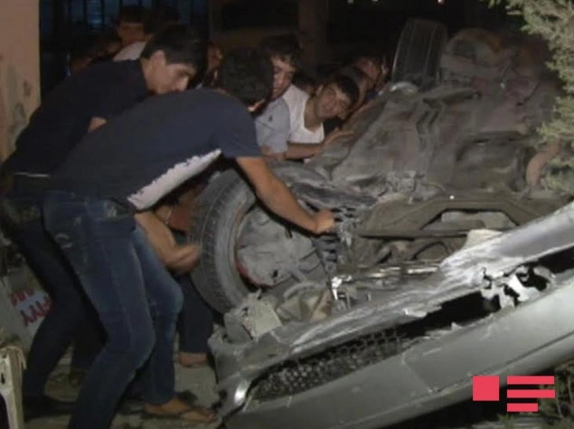 В Баку перевернулся Mercedes