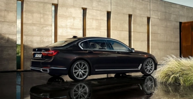 BMW INDIVIDUAL наградили эксклюзивностью новую 