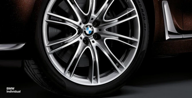 BMW INDIVIDUAL наградили эксклюзивностью новую 