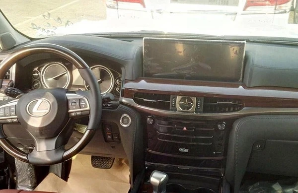 Обновленный Lexus LX попался без камуфляжа