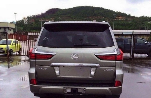 Обновленный Lexus LX попался без камуфляжа
