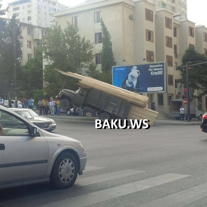 В Баку грузовик показал шоу на двух колесах