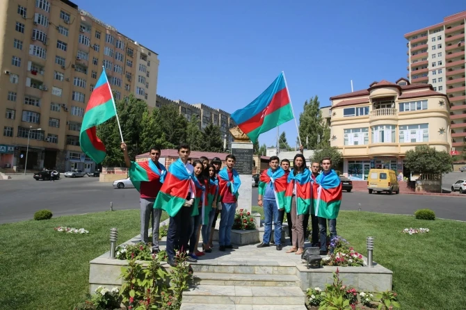 В Баку группа молодых лиц провела акцию