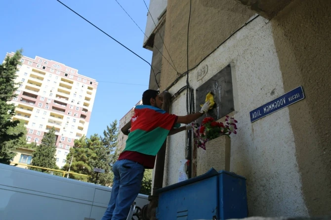 В Баку группа молодых лиц провела акцию