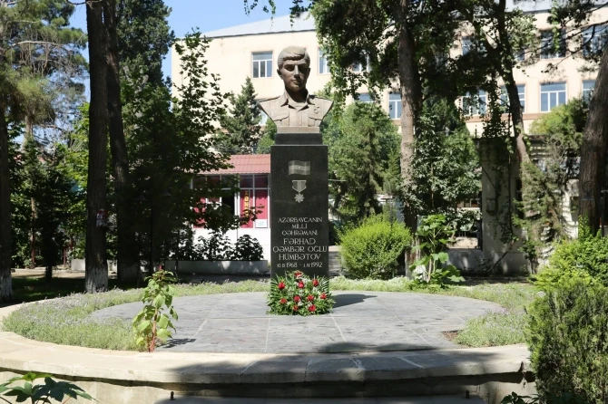 В Баку группа молодых лиц провела акцию