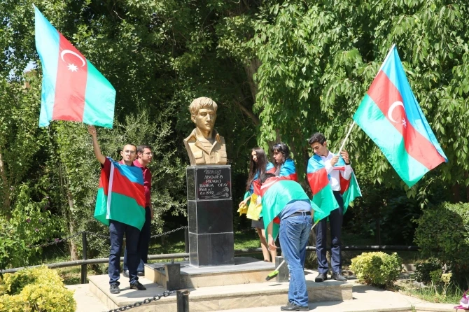 В Баку группа молодых лиц провела акцию