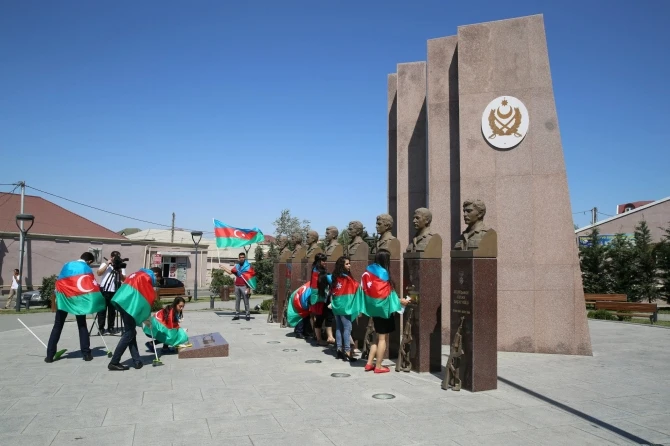 В Баку группа молодых лиц провела акцию