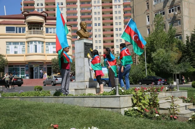 В Баку группа молодых лиц провела акцию