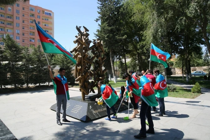 В Баку группа молодых лиц провела акцию