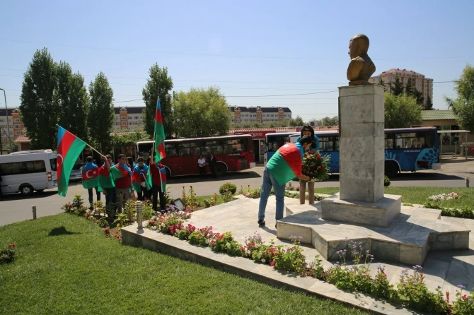 В Баку группа молодых лиц провела акцию