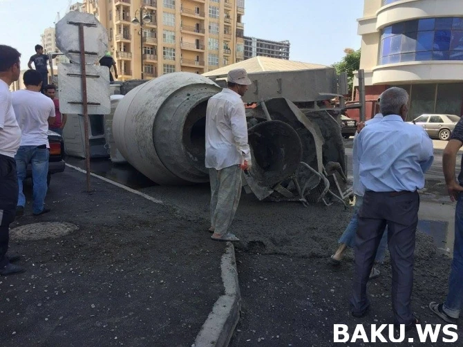 В Баку в результате ДТП перевернулась бетономешалка