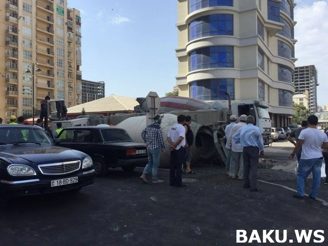 В Баку в результате ДТП перевернулась бетономешалка