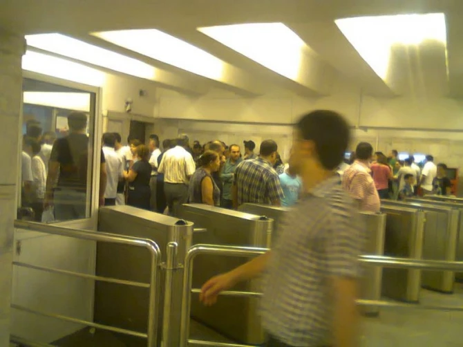 В Бакинском метро снова волнения, пассажиры протестовали (фото)