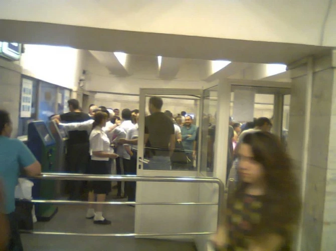 В Бакинском метро снова волнения, пассажиры протестовали (фото)