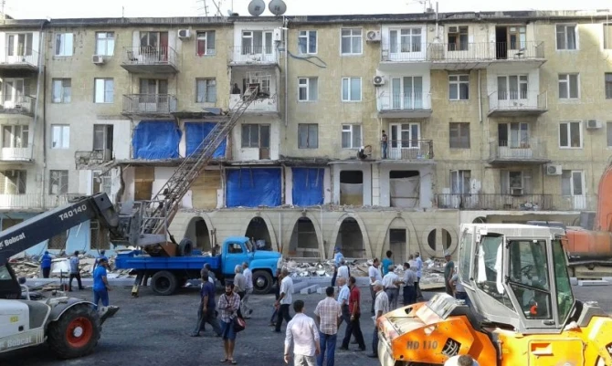 Гаджибала Абуталыбов сносит пристройки в 