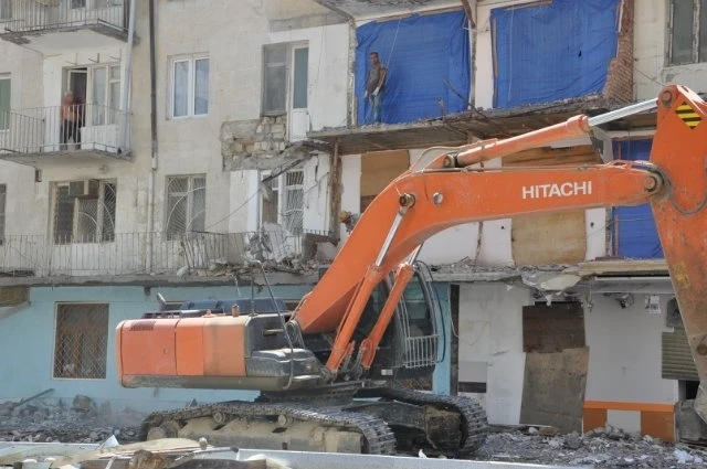 В Баку снесут все пристроенные балконы (официально)