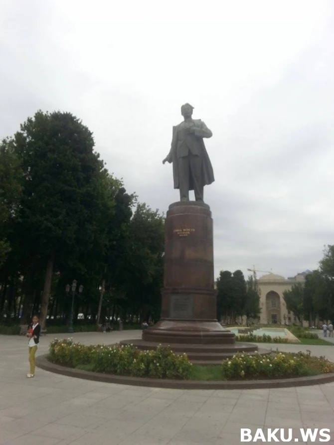 Почему в Баку не моют памятники?