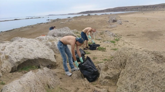 В Баку группа молодежи очистила пляж от мусора