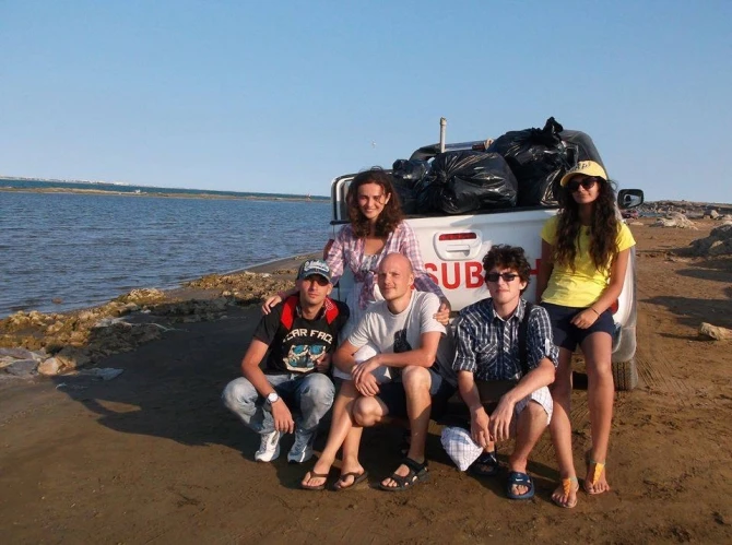 В Баку группа молодежи очистила пляж от мусора