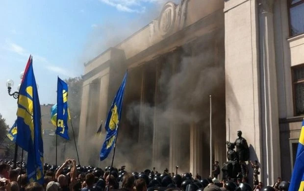 У здания парламента Украины произошел взрыв (видео)