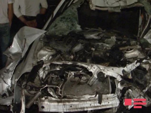 В Баку легковой автомобиль врезался в бензовоз: 2 погибших, 2 раненых