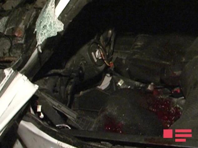 В Баку легковой автомобиль врезался в бензовоз: 2 погибших, 2 раненых