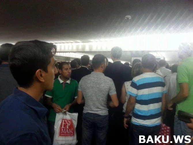 В бакинском метро образовалось столпотворение
