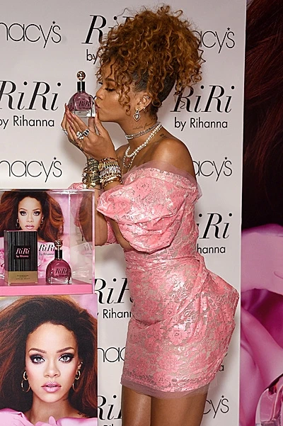Рианна представила свой новый аромат RiRi