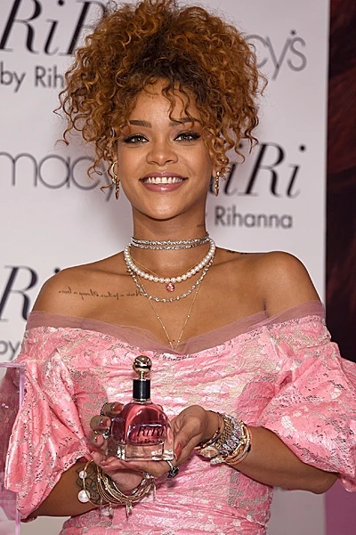 Рианна представила свой новый аромат RiRi