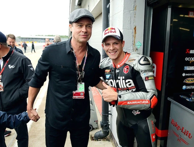 Брэд Питт с сыном Ноксом на мотогонках MotoGP British Grand Prix