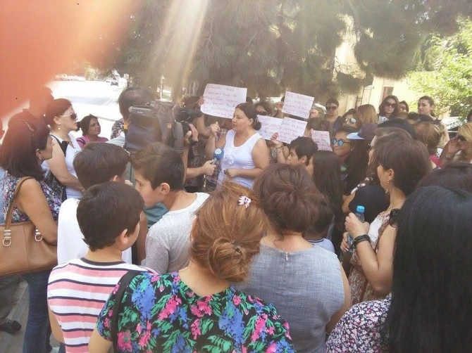 В Баку у школы №20 прошла акция протеста