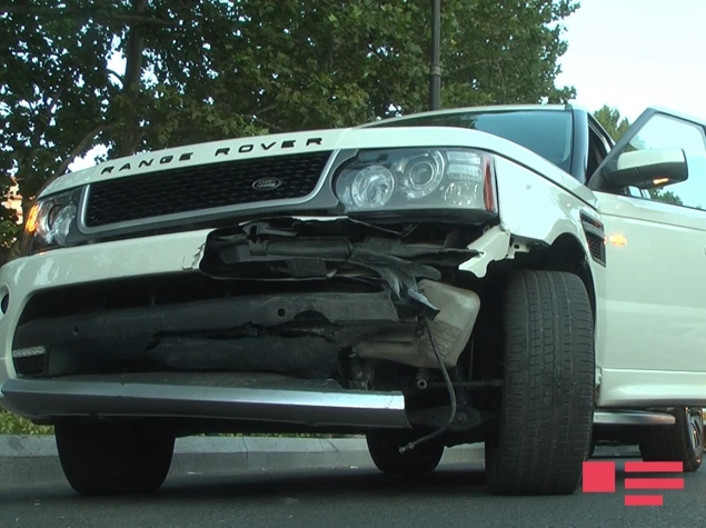 В Баку Range Rover столкнулся с BMW (видео)