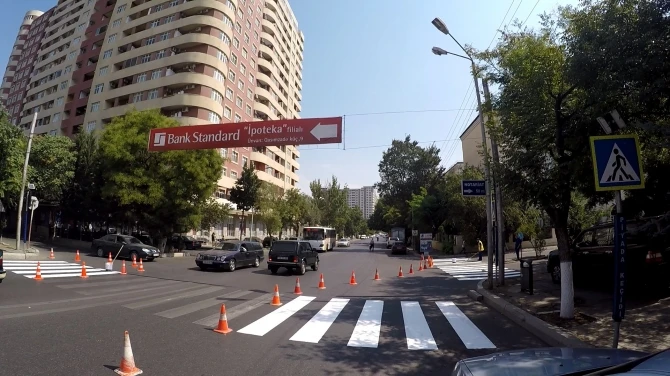 Внимание! В Баку обновляют разметку у пешеходных переходов (видео)