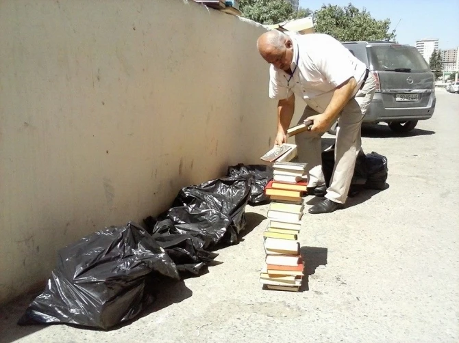В Баку книги азербайджанских писателей оказались в мусорных ящиках