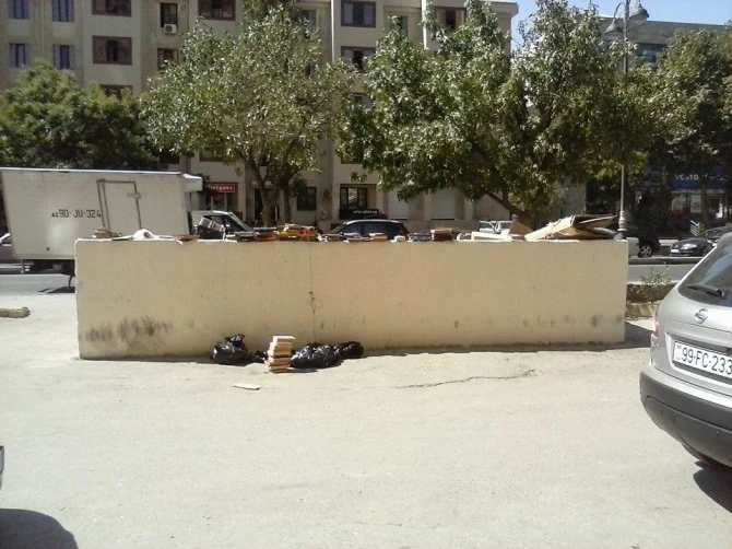 В Баку книги азербайджанских писателей оказались в мусорных ящиках