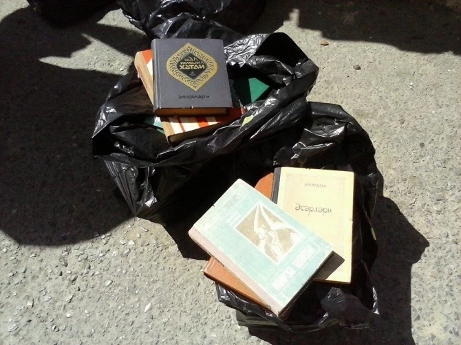 В Баку книги азербайджанских писателей оказались в мусорных ящиках