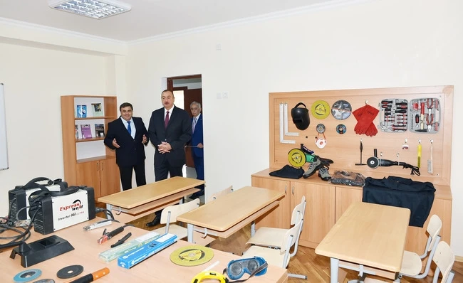 Президент Азербайджана ознакомился с состоянием Бакинского профлицея №5 после реконструкции