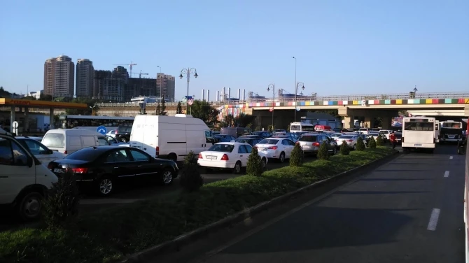 С сегодняшнего дня ограничивается въезд в Баку автомобилей с районными номерами