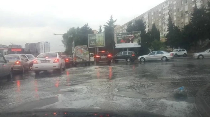 В утренние часы Баку окатил сильный дождь
